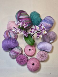🌷🌸Notre passion pour les fleurs et les fils à tricoter et à crocheter est mise à l'honneur avec ces belles images, cotons de chez @langyarns_official et belle orchidée offerte par une gentille cliente.🥰

🧶De beaux mélanges de matières, de quoi occuper vos mains pour cette belle saison ensoleillée qui commence.

🛒Fils à retrouver sur notre site web www.ladylaine.net et en boutique Ladylaine.

A bientôt !😇
•
#ladylaine #coton #langyarns #jetricote #jecrochete