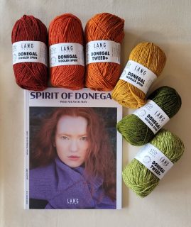 📗Nouveau : Catalogue Lang Yarns Punto 87 Spirit of Donegal📗

Collection automne-hiver 2025-2026.❄️

👕21 modèles (pulls, gilets, écharpes, bonnets, poncho, pull islandais) pour femme et homme confectionnés avec les laines Donegal Woolen Spun et Donegal Tweed + de Lang Yarns.

🇨🇮Cap sur le Donegal – Terre de fil et de tradition🇨🇮

Bienvenue dans le comté de Donegal, au nord-ouest de l’Irlande, berceau d’un artisanat textile séculaire. Ici, les couleurs profondes et les textures authentiques de la laine racontent la force des paysages irlandais et la richesse d’une culture vivante.

Plongez dans l’histoire de cette région emblématique et découvrez la valeur du fil que vous tenez entre vos mains : un fil empreint de tradition, de savoir-faire et de caractère.

Explorez les modèles exclusifs, clairement expliqués et faciles à suivre, et laissez-vous inspirer par les secrets de fabrication : de la teinture artisanale à la composition des fibres. Des fils à la beauté brute, à l’esthétique unique, pour un tricot plein de sens et de passion.

🧶Composition laine Donegal Tweed + : pure laine. Pelote de 50 g = 105 m environ. Aiguilles n°4.5 - 5.

🧶Composition laine Donegal Woolen Spun : pure laine (mulesing free). Pelote de 50 g = 105 m. Aiguilles n°4.5 - 5.

Instructions en français.🇨🇵

Nous vous montrerons les modèles qui composent ce catalogue dès demain.

Bon mercredi !😁
•
#ladylaine #langyarns #langyarns_official #donegal #langyarnsdonegal #donegaltweed #laine #wool #yarn #ideetricot #spiritofdonegal #cataloguetricot #jaimetricoter #jaimeletricot #wooladdict #mercredi #wednesday #picoftheday #photooftheday #boutiquelaine #boutiquefrançaise #boutiqueshopping #faitmain #fattoamano #knitting #knitwear