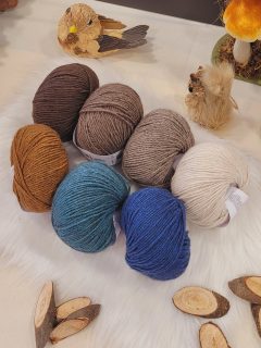 🦬Yak @langyarns_official 🦬

🥰Pour tricoter des ouvrages classiques, optez pour la laine Yak, garante d'un ouvrage souple, moelleux et confortable.

Composition: 70% laine mérinos superfine, et 30% Yack.

Pelote de 50 g. = 120 m.

🪡Aiguilles N°4.5 - 5.

Echantillon pour 10 cm en jersey = 18 m et 26 rgs.

📜Prévoir: 11 pelotes de laine Yak de Lang Yarns pour un pull homme taille S- M, 8 pelotes pour femme taille S - M, 6 pelotes pour un 10 ans.

Disponible en plus de 26 coloris au choix.🌈

Bon samedi !🙏
•
#ladylaine #yak #laineatricoter #langyarns #yack