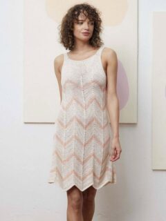 🍬☁️La robe mi-longue estivale ultra féminine qui met en avant les jolies courbes☁️🍬

👗Modèle 6 Elaine du catalogue @langyarns_official FAM 288 Collection.n, saison Printemps été 2026.

➿️Robe au point de vagues.

🔄Tailles S-M/L-XL :
🧶Coton Belle coloris 1179.0002 = 8/11 pelotes + Coloris 1179.0027 = 2/3 pelotes.

🪡Aiguilles n°6.

Bon jeudi !🙏
•
#ladylaine #robe #robetricot #langyarns #coton