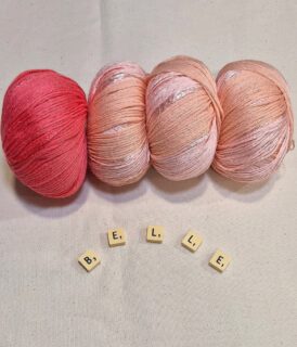 ✨️Coton Belle @langyarns_official : un fil raffiné aux contrastes mat et brillant ✨️
Collection Printemps-Eté 2026.🌞

🥰BELLE séduit par son subtil contraste entre lumière et sobriété. L’association d’une viscose lumineuse et d’un coton mat crée un délicat effet ton sur ton, animé par de fines bandes aux reflets discrets. Le tricot obtenu est à la fois raffiné et dynamique, tout en restant élégant et jamais excessif.

🧶Ce fil est parfaitement adapté aux créations légères qui se distinguent par un détail sophistiqué. Tops épurés, pulls fluides ou accessoires élégants : BELLE apporte à chaque réalisation une note de finesse et de luxe.

Composition : 58% viscose et 42% coton.

Pelote de 50 g. = 190 m.

🪡Aiguilles n°3.5-4.

Echantillon pour 10x10 cm : 24 m. et 35 rgs.

Pour un pull simple prévoir: 7 pelotes pour femme, 5 pelotes pour enfant.

🎨Disponible en plusieurs coloris au choix sur www.ladylaine.net.

Bon mardi !😉
•
#ladylaine #belle #coton #langyarns #cotone