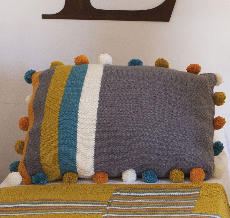 coussin avec pompons