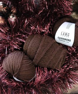 🧣🍫Je viens de terminer cette Sophie Scarf de PetiteKnit en laine🧶 Cashmere Premium de @langyarns_official, dans un joli ton de chocolat 0268 (2 pelotes).

A offrir ou s'offrir, elle est disponible a la boutique Ladylaine, pensez à vis cadeaux de Noël de dernière minute !🎅🎁

Et si vous souhaitez la tricoter avec cette laine 100% cachemire de @langyarns_fr, un large stock de couleurs est disponible en boutique mais aussi sur notre site www.ladylaine.net.💻

Bon vendredi !☺️
•
#sophiescarf #petiteknit #langyarns #ladylaine #echarpe
