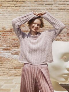 🌸Pull printanier dans un joli ton de rose pâle 🌸

👕Modèle 28 Curator of Seiches du catalogue @wooladdicts 16.

⬇️Pull-over en top down, tricoté de haut en bas.

🧶Lin et coton Whisper coloris 1176.0109, nouveauté printemps été 2026.

🔄Tailles S-M/L-XL = 7/9 pelotes.
 
➿️Point de Côtes fantaisies en rond.

🪡Aiguilles circulaires n°4 et 5.

Bon samedi !🌞
•
#ladylaine #wooladdicts #pulltricot #printemps #doityourself