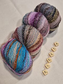 🥰Éveillez vos tricots d'été avec l'énergie et les reflets du fil Fiesta🪶
Collection Printemps Eté.

Fil fantaisie comportant une base de coton aux coloris nuancés, entourée d'un fil de polyamide aux coloris plus vifs.

Idéal pour les projets d'été, ce fil se caractérise par son côté coloré dynamique.🌞

Composition: 88% coton, 12% polyamide.

Pelote de 50 g. = 140 m.

🪡Aiguilles N°3.5 - 4.

Echantillon pour 10 cm en jersey = 22 m et 32 rgs.

Disponible en 10 coloris au choix sur www.ladylaine.net et en boutique Ladylaine.🛒

Bon lundi !✌️
•
#ladylaine #fiesta #coton #langyarns #filatricoter