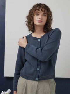 🦋Joli gilet à inspiration denim, mélant le classique chic à la simplicité de le tricoter.🦋

🧥Modèle 32 Esme du catalogue @langyarns_official FAM 288 Collection, saison Printemps été 2026.

🔄Tailles S/M/L/XL :
🧶Coton Duett Coloris 1173.0070 = 8/9/10/12 pelotes +
🧶Lamé Soft Coloris 56.0088 = 2 pelotes de @langyarns_fr.

➿️Point de Jersey endroit et côtes bicolores, facile pour une débutante en tricot.

🪡Aiguilles n°3 et 3.5.
 
Bon mardi !😇
•
#ladylaine #gilet #tricot #langyarns #duett