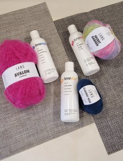 🫧🧼Quel produit utilisez-vous pour laver en douceur vos ouvrages en laine, soie ou coton/lin/ramie ?🧼🫧

📌Personnellement et pour nos client(e)s, nous recommandons la gamme de lessives spécialisées : TENEMOLL, TENESTAR et TENETEX selon la matière.

Lessive spécifique destinée aux lavages en machine et à la main.🖐

🚫Sans agent blanchissant, ni décolorant.

↪️Pour la laine, le cachemire, l'angora, le mohair, l'alpaga et le duvet, choisissez TENEMOLL.

↪️Pour le coton, le linge et la ramie, utilisez TENETEX.

↪️Pour la soie, optez pour TENESTAR.

🧴Contenance 240 ml.

⚠️Lors de votre lessive à la main, utiliser la valeur d'une noisette pour 5 L d'eau. Avec un flacon, vous ferez donc énormément de lessives !

🛒A retrouver en vente en boutique Ladylaine et sur notre site www.ladylaine.net.

Bon lundi !
•
#tenemoll #tenestar #tenetex #lessive #lessivealamain #flacon #flaconlessive #laverlalaine #laine #wool #soie #coton #lin #ramie #angora #mohair #alpaga #duvet #jelave #jeprendssoindemapeau #jeprendsoin #jetricote #jecrochete #lundi #ladylaine #boutiquefrançaise #takecare #eau #langyarns_official #langyarns