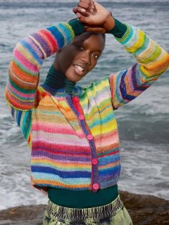 🌈Colorful Saturday avec ce gilet aux couleurs de l'arc en ciel 🌈

👕Modèle 31 Fabiana du catalogue @langyarns_official Punto 85 Infinity.
 
🧶Laine Infinity coloris 1164.0001 de @langyarns_fr

🔄Tailles S-M/L-XL = 4/5 pelotes.

➿️Point de Jersey endroit, très facile pour une débutante en tricot.

🪡Aiguilles n°2.5, 3.5.

Bon samedi !😃
•
#infinity #inspirationtricot #langyarns #ladylaine #ideetricot