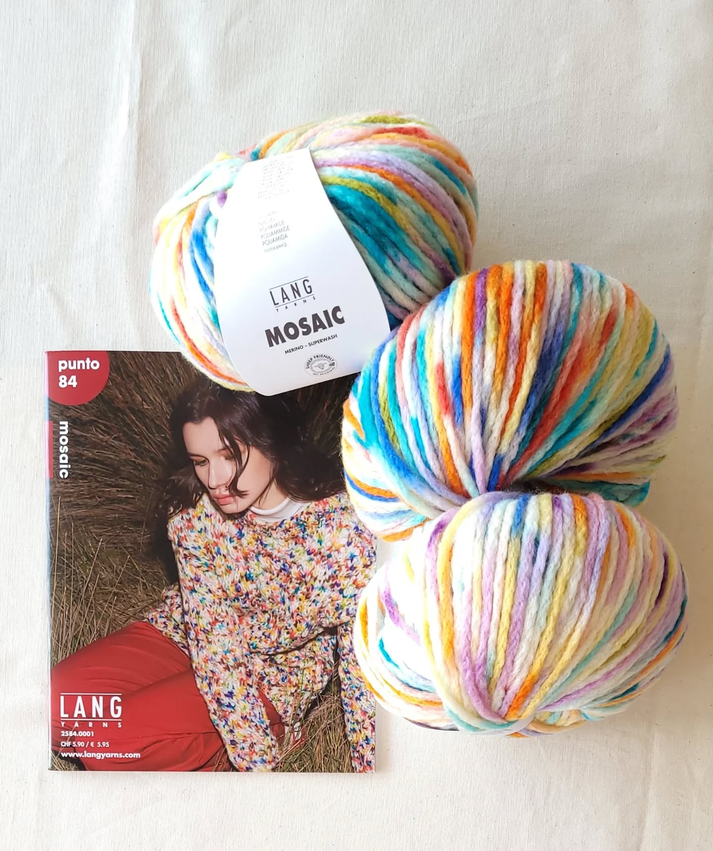 📕Dernier catalogue @langyarns_fr de la collection automne hiver, avant de vous présenter la nouvelle collection Printemps été 2026 semaine prochaine.🌸

Catalogue Lang Yarns Punto 84 Mosaic

❄️Collection automne-hiver 2025-2026.

👕11 modèles (bonnet, pulls, écharpe, gilets, débardeurs et poncho) pour femme à tricoter et à crocheter, confectionnés exclusivement avec la laine Mosaic de Lang Yarns.

Avec sa base blanche rehaussée de touches de couleur éclatantes, MOSAIC saura séduire aussi bien les amateur(rice)s de teintes sobres que les passionné(e)s de nuances vives. Sa construction en fil mèche, à partir d'une laine mérinos extrafine de très haute qualité, lui confère à la fois du volume et une agréable légèreté. Un fil polyvalent, parfait pour sublimer aussi bien les créations épurées que les projets les plus audacieux.💯

🧶Composition laine Mosaic Lang Yarns: 95 % laine vierge (mérinos extrafin), superwash – sans mulesing, 5 % polyamide. Env. 140 m. pour 100 g.

On vous montre les modèles dès demain ! Bon dimanche 🙂
•
#ladylaine #mosaic #langyarns #ideetricot #tricoter