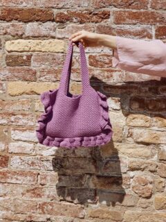 🎀👜Sac à volants au crochet, un accessoire tendance à accorder et à décliner en plusieurs coloris.👜🎀

📕Modèle 31 Atelier du catalogue @wooladdicts 16.

35 cm x 23 cm sans les anses.

🧶Coton Sweet coloris 1175.0145 = 6 pelotes.

🪡Crochet n°4.

Bon mardi !🙂
•
#ladylaine #saccrochet #crochet #crochetbag #wooladdicts