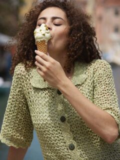 🍦Le beau temps revient enfin et avec son lot de glace italienne à la pistache....mmmh un régal à crocheter et à manger ! 🍦😋

🧥Modèle 14 Time to indulge du catalogue @wooladdicts 16, saison Printemps été 2026.

Gilet manches courtes au crochet.

🧶Lin et coton Pride coloris 1090.0116 de @langyarns_official

🔄Tailles S/M/L/XL = 3/4/4/4 pelotes.

🪡Crochet n°4.

Bonne journée !🌤
•
#ladylaine #crochetgilet #pride #wooladdicts #glaceitalienne