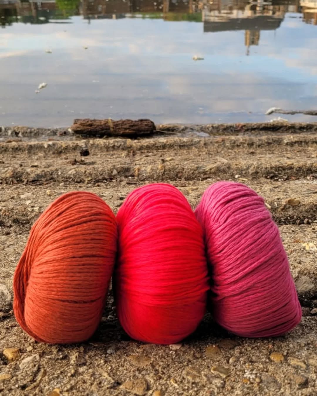🍓🍎AMIRA LIGHT @langyarns_fr : un joli coton disponible dans plus de 23 coloris 🍎🍓

Vous connaissez le coton Lang Yarns Amira, voici la version plus fine.
Avec toujours autant de douceur et de légèreté.
Composition: 100% coton.
Pelote de 50 g = 140 m.
🪡Aiguilles 4 - 4.5.
Echantillon pour 10 cm = 21 mailles et 28 rangs.
Prévoir 11 pelotes pour un pull homme, 8 pelotes pour femme et 6 pelotes pour 10 ans.

📦Disponible en boutique et sur www.ladylaine.net.

Bonne journée !😃
•
#ladylaine #langyarns #langyarnsamiralight #langyarns_official #amiralight #mercredi #wednesday #tricoter #crocheter #tricot #crochet #yarn #baumwolle #coton #cotton #cotone #cottonaddict #juillet #july #couleurs #passioncoton #passiontricot #passioncrochet #picoftheday #joigny #yonne #photodujour #photooftheday