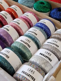 🌟🎨Les jolies couleurs de Paillettes de @langyarns_official 🎨🌟

Incontournable pour vos ouvrages raffinés.
Une touche de paillettes fera toute la différence.

Des mini paillettes parcourent un fil chaînette, espacées de 8 mm environ.

Pelote de 25 g. = 112 m.

Composition: 55% polyamide, 45% polyester.

📦Disponible en stock en plusieurs coloris au choix sur www.ladylaine.net et en boutique Ladylaine.

Bon samedi !☺️
•
#paillettes #ladylaine #langyarns #langyarnspaillettes #noel
