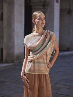 ✈️🛶Tendance en pull simple large, parfait pour la saison estivale avec un fill respirant à base de viscose de bambou Illusion de @langyarns_fr.🛶✈️

👕Modèle 13 Georgina du catalogue @langyarns_nl Punto 91 Colorful, saison Printemps été 2026.

🧶Coton Illusion coloris 1155.0011 de @langyarns_official.

🔄Tailles S/M/L/XL = 3/3/4/4 pelotes.
 
➿️Point de Jersey endroit, demi-côtes anglaises et côtes 1/1.

🪡Aiguilles n°3 et 3.5

Bon mercredi !🌞
•
#ladylaine #langyarns #Illusion #tricotfacile #tricotdébutant