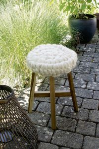 couvre-tabouret tricoter avec ses bras