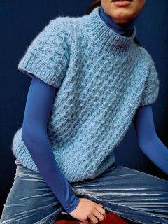 🦋🩵Blue sky mood 🩵🦋en pull sans manches tricoté en laine de lama.

👕Modèle 251 Ingrid du catalogue @langyarns_fr Punto 89 Baby Lama.m, saison automne hiver 2025-2026.

⬇️Pull sans manches en top down (tricoté de haut en bas, sans coutures).

🧶Laine Baby Lama coloris 1170.0021 de @langyarns_official

🔄Tailles S-M/L-XL = 5/7 pelotes.

➿️Point moucheté avec grille explicative dans le catalogue.

🪡Aiguille circulaire N°5.

Bon lundi !😉
•
#lundi #monday #jetricote #jaimetricoter #jaimeletricot #tricottopdown #topdown #topdownknitting #tricotsanscouture #langyarns #babylama #langyarnsbabylama #langyarns_official #november #noviembre #novembre #nouveau #laineatricoter #bleu #lainedelama #lama #pattern #patrontricot #ideetricot #diytricot #doityourself #diy #jetricotepourmoi #jetricote