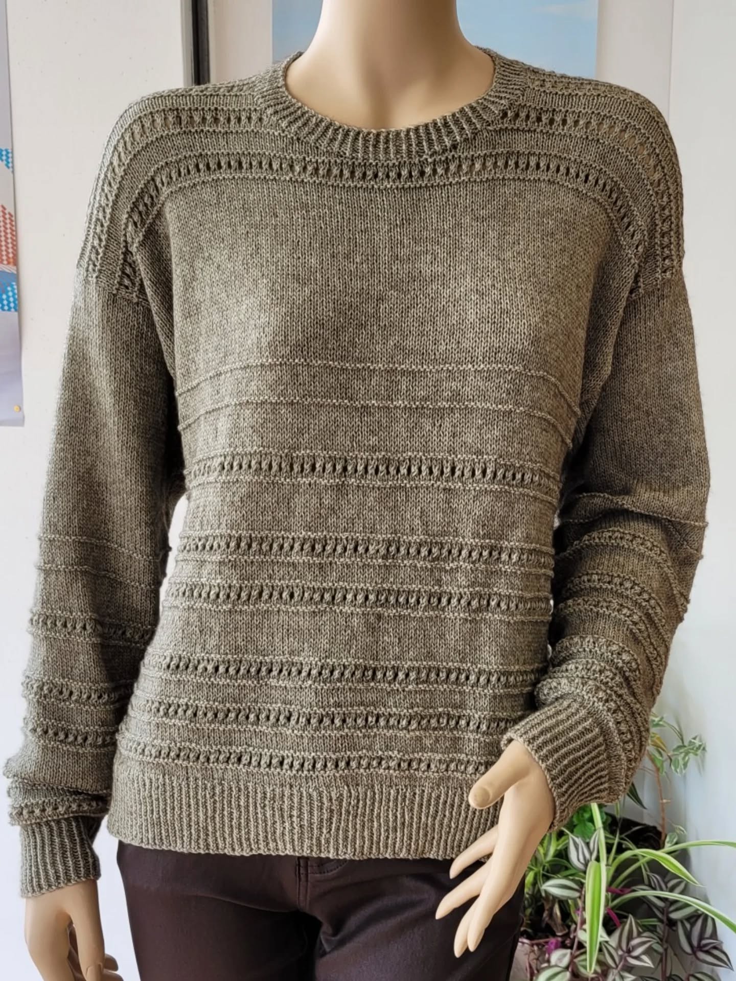 🥝🍐Dernière réalisation tricotée par Nathalie, un joli pull de mi-saison en laine, coton et yack.🍐🥝

😊Ce pull est tricoté sous forme de bandes ajourées, facile a réaliser. C'est un modèle complètement confectionné par ses soins, il n y a pas d'explications écrites dans un catalogue.

🧶Pour une taille M, il vous faudra 7 pelotes de Vaya de @langyarns_official Coloris 1135.0093 et des aiguilles n°3 et 3.5.

🎨D'autres couleurs sont disponibles en boutique Ladylaine et sur notre site www.ladylaine.net.

Bon lundi !😃
•
#ladylaine #jetricote #langyarns #vaya #ideetricot