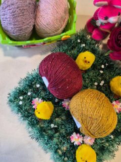 🥚🐇Pour préparer les fêtes de Pâques, la Cotton Tweed de @langyarns_official se présente en bonne compagnie du lapin et des petits 🐤 poussins.

Cotton Tweed Lang Yarns : l’esprit tweed en version estivale

Collection Printemps-Eté 2026.

COTTON TWEED revisite le tweed pour la belle saison en associant une douceur agréable au toucher à un caractère authentique et naturel. Parfait pour les tricots d’été, ce fil se compose de deux brins torsadés : un fil uni servant de base et un second fil en soie parsemé de noppes colorées typiques du tweed. Cette construction apporte une texture riche et dynamique, tout en restant légère et confortable à porter.

Composition : 67% coton, 24% soie et 9% polyester.

Pelote de 50 g. = 130 m.

🪡Aiguilles n°3.5-4.

Echantillon pour 10x10 cm : 19 m. et 26 rgs.

Pour un pull simple prévoir: 10 pelotes pour homme, 7 pelotes pour femme, 5 pelotes pour enfant.

Disponible en plusieurs coloris au choix sur www.ladylaine.net et en boutique Ladylaine.🎨
•
#ladylaine #langyarns #cottontweed #pâques #coton