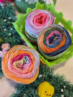 🐇🤔🍫Toute l'équipe Ladylaine vous souhaite d'excellentes joyeuses fêtes de Pâques, bien entourées d'œufs en chocolat, de jolis cotons et de petits poussins.🐤🍫

Créez des ouvrages uniques et colorés avec le coton Quattro Dégradé

🧶Connaissez-vous le coton Quattro et Quattro Color, l'un des produits phare de la marque Lang Yarns ?

Lang Yarns vous propose ici la même qualité de coton, en pelote de 100 g. et aux coloris dégradés.

Vous pourrez avec ce fil, créer de magnifiques accessoires au crochet ou aux aiguilles.

Des ouvrages pour toute la famille, petits et grands, avec ce fil résistant et facile d'entretien.

Pelote de 100 g. = 240 m.

Composition : 100% coton.

🪡Aiguilles N°3 - 4.

Echantillon pour 10 cm = 24 m et 32 rgs.

Comptez environ 7 pelotes pour un pull pour homme taille M, 6 pour une femme, 4 pour un pull taille 10 ans.

Bon dimanche !🐇
•
#ladylaine #langyarns #pâques #dimanchedepâques
#coton