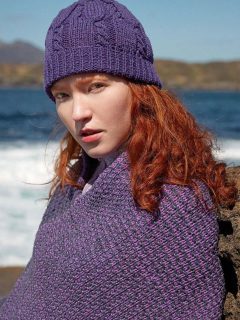 🌫🫐Combo poncho et bonnet pour affronter le froid des balades hivernales 🫐🌫

👒BONNET :
Modèle 087 Keeley du catalogue @langyarns_fr Punto 87 Spirit of Donegal.
🧶Laine Donegal Woolen spun coloris 1172.0090 = 2 pelotes.
➿️Point de torsades et côtes 1/1.
🪡Aiguilles n°3.5 et 4.5.

👘PONCHO :
Modèle 146 Deidre du catalogue @langyarns_official Punto 87 Spirit of Donegal.
Taille unique. 
🧶Laine Donegal Woolen spun coloris 1172.0190 = 6 pelotes. 1172.0090 = 3 pelotes +
1172.0046 = 3 pelotes 
➿️Point de demi côtes anglaises bicolores.
🪡Aiguilles n°4 et 4.5.

Bon jeudi !🌧
•
#ladylaine #jeudi #thursday #ponchostyle #poncho #ponchotricot #tricot #tricoter #bonnet #bonnettricot #bonnetfaitmain #bonnetfemme #jetricotepourmoi #jetricote #donegal #donegalwoolenspun #langyarns_official #langyarns #langyarnsdonegal #langyarnsdonegalwoolenspun #december #décembre #diciembre #diytricot #diy