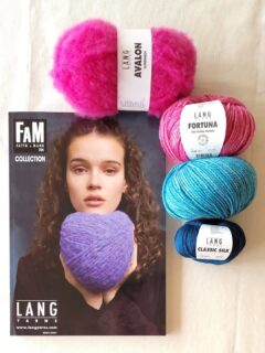 🍂❄On commence dès demain la présentation du nouveau catalogue automne hiver 2025-2026 de chez @langyarns_fr, le catalogue FAM 286 Collection.📕

👕87 modèles (pulls, gilets, pulls et gilets sans manches, robe, poncho, étoles, bonnets, écharpes, sac, cache-cou, mitaines, bandeau de tête, châles) pour hommes et femmes répartis en 3 univers différents :
 

•CREATIVE FLOW
•ORGANIC ECLIPSE
•COSMIC DANCE

🧶Nous vous présentons les modèles qui le composent dès demain ! Avec des nouveautés laines : Auroa, Avalon, Classic Silk, Lamé Soft et Nomad que vous allez adorer !

Bon samedi !🥰
•
#langyarns #langyarns_official #fattoamano
#fashionknit #knitlovewool #knitwear #nouvellecollection #nouveauté #laine #wool #yarn #picoftheday #photodujour #photooftheday #passionlaine #passiontricot #tricoter #tricotaddict #knit #knitter #samedi #sameditricot #weekendtricot #weekend #doityourself #diy #automne #hiver #ladylaine