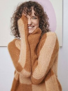 🔥☄️Emmitouflée dans mon pull orange de Printemps, ce modèle en mohair et soie sera le outfit idéal du moment.☄️🔥

👕Modèle 9 Gemma du catalogue @langyarns_fr FAM 288 Collection, saison Printemps été 2026.

🔄Pull-over raglan bicolore, taille unique.

🧶Laine mohair et soie Mohair luxe coloris 698.0027 et 698.0175 = 4 pelotes de chaque en Fil double.

➿️Jersey endroit jacquard.
 
🪡Aiguilles n°5 et 7.

Bon dimanche !😉
•
#ladylaine #mohairetsoie #mohair #pullmohair #langyarns