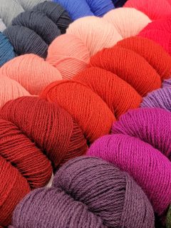 🧶❤️Le plein est fait à la boutique de laine cachemire pour tricoter la Sophie Scarf, Sophie Shawl de PetiteKnit...❤️🧶

Laine Lang Yarns Cashmere Premium

🐐Composition : 100 % cachemire.

Pur cachemire de qualité supérieure. Seule une qualité cachemire premium est à la base de ce fil qui est inégalable par sa beauté, légèreté, son confort et sa douce chaleur !

Pelote de 25 g pour 115 m.

🪡Aiguilles 3.5 - 4.5.

Echantillon pour 10 cm = 22 m et 34 rgs.

Prévoir 12 pelotes pour un pull femme taille 40.

🧣Pour tricoter la "Sophie Scarf" de PetiteKnit, il vous faudra 2 pelotes de laine Cashmere Premium.

🎨Disponible en plusieurs coloris au choix à la boutique Ladylaine et sur notre site www.ladylaine.net.

Bon mardi !🙃
•
#cashmere #cachemire #sophiescarf #tricot #tricoter #laine #wool #yarn #cashmerepremium #langyarns #langyarns_official #langyarnscashmere #langyarnscashmerepremium #lainecachemire #laineatricoter #laineaddict #wooladdict #jaimetricoter #jaimeletricot #yarnaddict #yarnlove #mardi #tuesday #boutiquefrançaise #boutiquelaine #passiontricot #passionlaine