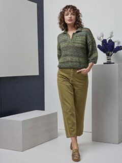 🍏🍐Un joli classique de mi-saison à col polo, un pull mêlant coton fantaisie et deux autres fils de mohair et soie tricotés ensemble.🍐🍏

👕Modèle 25 Sanne du catalogue @langyarns_official FAM 288 Collection, saison Printemps été 2026.

🔄Tailles S-M/L-XL :
🧶Coton Fiesta coloris 1160.0006 = 7/8 pelotes 
+ 🧶mohair et soie Lace coloris 992.0098 = 7/8 pelotes de @langyarns_nl.

Le pull se tricote avec 1 fil de Fiesta + 2 fils de Lace.

➿️Point de Jersey endroit et côtes 1/1, très facile pour une débutante en tricot.

🪡Aiguilles n°3 et 4.

Bon mardi !👌
•
#ladylaine #fiesta #ideetricot #lace #langyarns