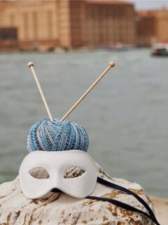 🧶🎭Créez des chaussettes résistantes et des tricots uniques avec ce dégradé de coton et laine Footprints de @wooladdicts.🎭🧶

Composition: 45 % coton, 42 % laine, 13 % polyamide superwash.

Pelote de 100 g = 400 m.

1 pelote = 1 paire de chaussettes ou autres.

🪡Aiguilles n°2.5 - 3.5.

Echantillon pour 10 cm = 30 mailles et 41 rangs.

Coloris chinés et dégradés.

🛒Disponible en 20 coloris au choix sur www.ladylaine.net et en boutique Ladylaine.

Bon mardi !✌️
•
#ladylaine #footprints #laineatricoter #wooladdicts #langyarns