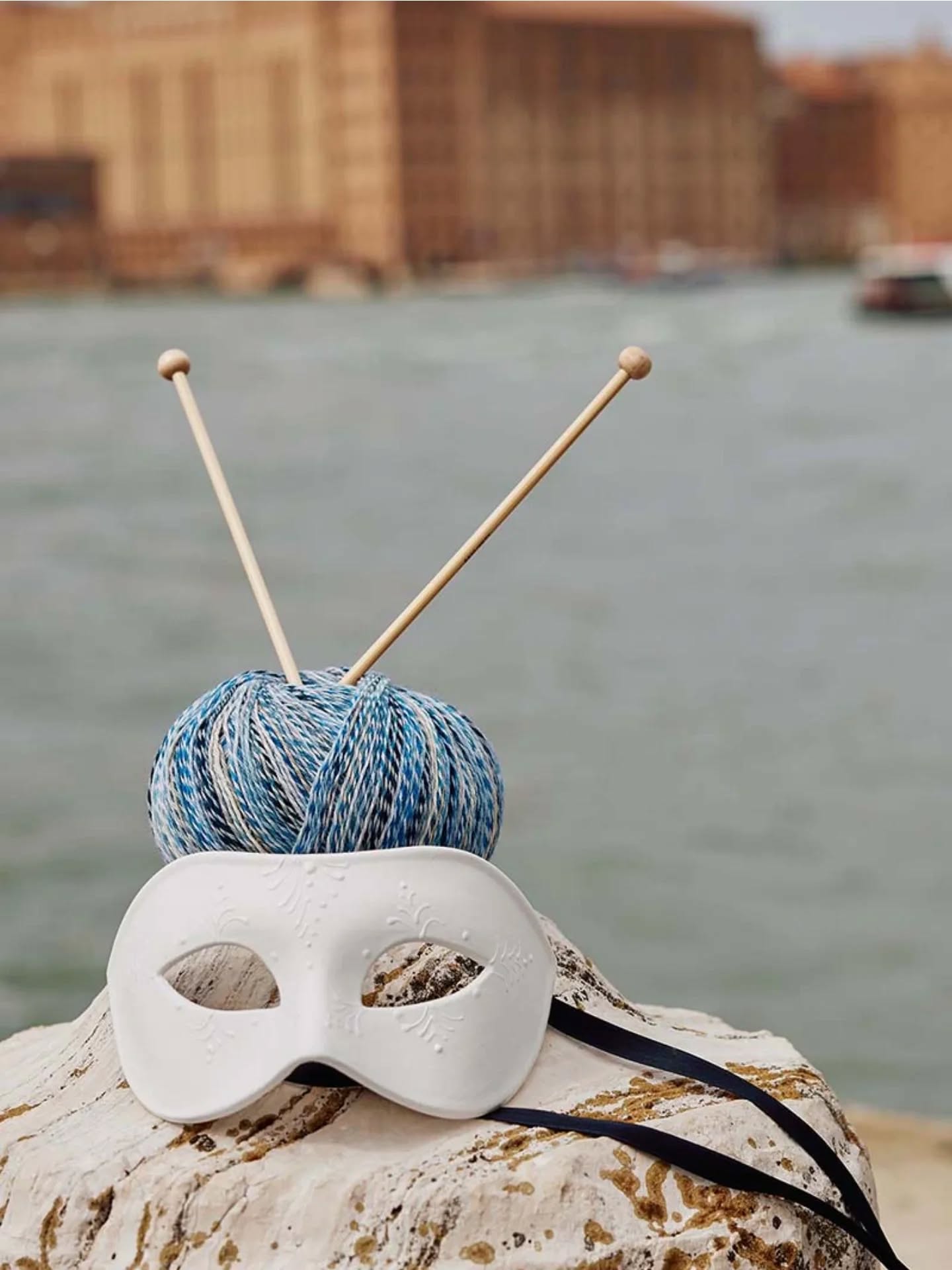 🧶🎭Créez des chaussettes résistantes et des tricots uniques avec ce dégradé de coton et laine Footprints de @wooladdicts.🎭🧶

Composition: 45 % coton, 42 % laine, 13 % polyamide superwash.

Pelote de 100 g = 400 m.

1 pelote = 1 paire de chaussettes ou autres.

🪡Aiguilles n°2.5 - 3.5.

Echantillon pour 10 cm = 30 mailles et 41 rangs.

Coloris chinés et dégradés.

🛒Disponible en 20 coloris au choix sur www.ladylaine.net et en boutique Ladylaine.

Bon mardi !✌️
•
#ladylaine #footprints #laineatricoter #wooladdicts #langyarns