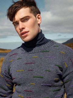 🏃‍♂️Sortir des sentiers battus avec ce pull homme qui à première vue semble classique avec son fond en jersey endroit gris mais qui en s'approchant plus révèle une fantaisie.🧐🤩 L'avez vous remarqué ?

👕Modèle 265 Eamon du catalogue @langyarns_official Punto 87 Spirit of Donegal, saison automne hiver 2025-2026.
 
🔄Tailles S/M/L/XL : 
🧶Laine Donegal Woolen Spun de @langyarns_nl coloris 
1172.0190 = 10/11/12/13 pelotes +
1172.0017, 1172.0080, 1172.0090, 1172.0097 = 1/2/2/2 pelotes.

➿️Point de Jersey endroit avec motifs en intersia et Côtes 1/1.

🪡Aiguilles n°4 et 4.5.

Bon jeudi !🤗
•
#ladylaine #langyarnsdonegal #donegalwoolenspun #donegal #jeudi #thursday #picoftheday #photooftheday #jaimeletricot #jaimetricoter #pulllaine #pullhomme #sweaterknitter #sweaterknitting #sweaterknittersofinstagram #laineatricoter #intersia #pattern #patrontricot #ideetricot #doityourself #faitmain #diy