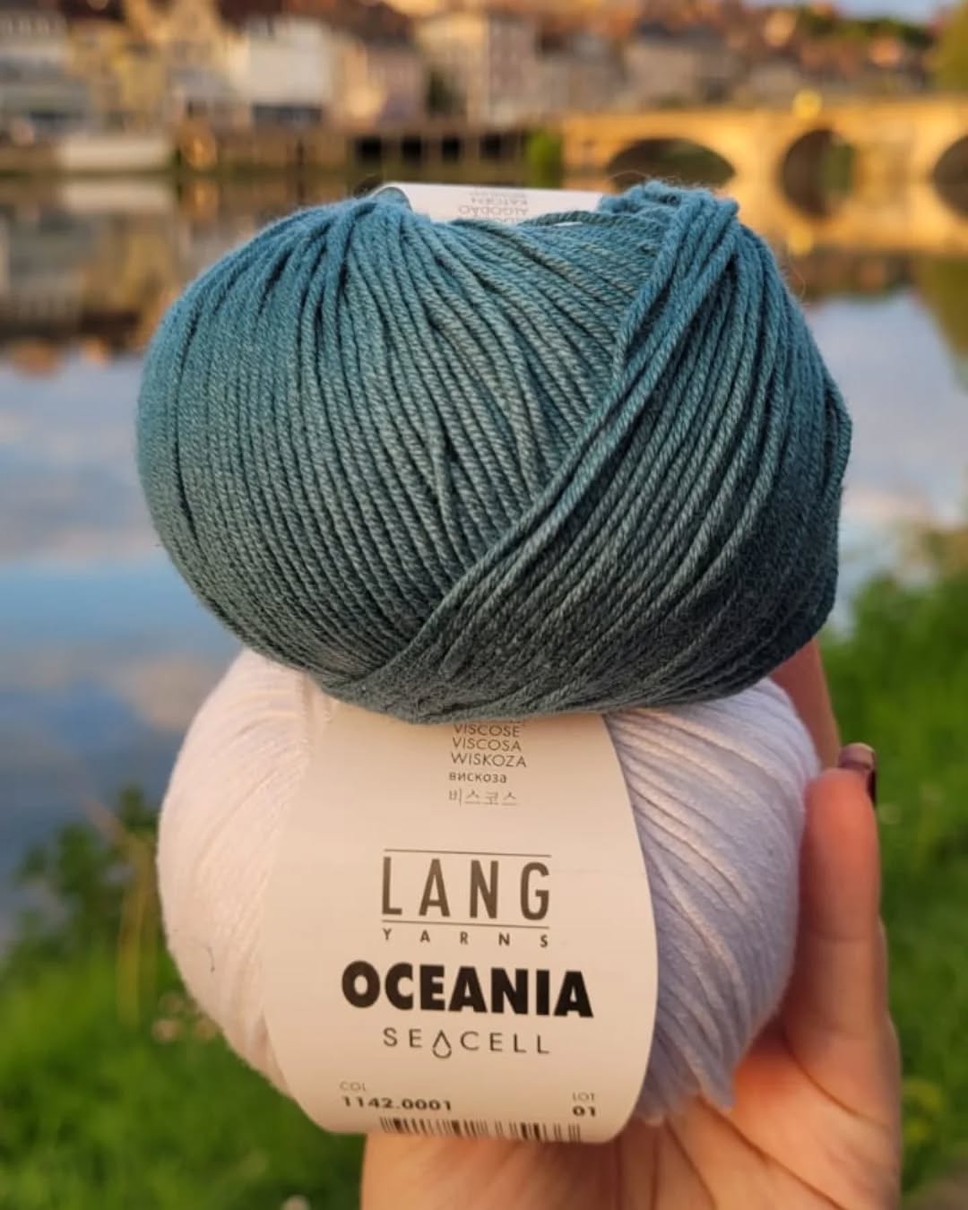 OCEANIA 🌊 @langyarns_official devant l'Yonne à @villedejoigny.

🌊Composition: 70% coton et 30% viscose SEACELL.

Le Seacell est issu des algues brunes cueillies en mer dans les fjords islandais, riches en composants précieux et contiennent plus de minéraux, vitamines et oligo-éléments que la plupart des autres produits naturels.

🌍Elles sont récoltées de manière durable et respectueuse de l’environnement. En effet, seule la partie supérieure de l’algue est récoltée ce qui lui permet de repousser naturellement. 

💙Le Seacell est bienfaisant, revitalisant, doux, respirant, thermorégulant, biodégradable et apaisant. Idéal pour les peaux sensibles.

Pelote de 50 g = 140 m.

🪡Aiguilles N° 3.5 - 4.

Echantillon pour 10 cm = 22 mailles et 30 rangs

🎨Disponible dans plus de 30 coloris au choix en boutique Ladylaine sur commande et sur www.ladylaine.net.

Bon mercredi !🌞
•
#seacell #oceania #algue #mercredi #wednesday #jetricote #yarn #coton #cotton #cotone #baumwolle #yonne #joigny #iknit #inspirationtricot #ladylaine #boutiquelaine #boutiquefrancaise #durable #environment #environnement #langyarns #langyarns_official #langyarnsoceania #may #mai #springvibes #printemps #spring #ideecrochet