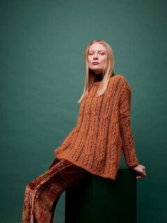 🦊La couleur orangée roux, un classique d'Automne dans un joli mohair et soie🦊

👕Modèle 2 Gladys du catalogue @langyarns_official FAM 286 Collection, saison automne hiver 2025-2026.

🔄Pull tunique taille unique.

🧶Laine mohair et soie Lace coloris 992.0115 = 8 pelotes en fil double.

➿Point de torsades ajourées expliquées dans le catalogue.

🪡Aiguilles n°3.5 et 4.5.

Très bon dimanche à toutes et tous !🥰
•
#langyarns_official #fattoamano #langyarns #lace #silkmohair #mohairetsoie #mohair #jetricotepourmoi #iknit #igknit #igknitting #igknitters #passionlaine #passiontricot #tricoter #tricotaddict #dimanchetricot #dimanche #diytricot #doityourself #laine #wool #newco #nouveau #automne #ideetricot #ideecreative