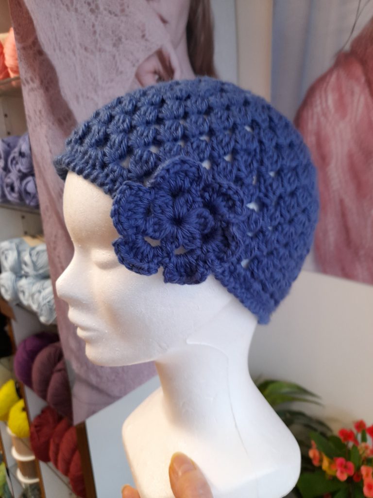 bonnet avec fleur crochet