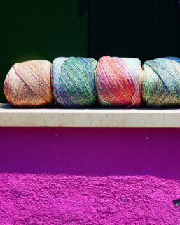 🧶Illusion, Quattro Dégradé ou Lisboa de @langyarns_fr vous donnent-elles envie de tricoter ou crocheter ?😊
Une large palette de couleurs pour ces jolis fils, dans des tons plus ou moins prononcés ou pastels.🎨

📕Dans le catalogue @langyarns_official Punto 91 Colorful, saison Printemps été 2026, les modèles sont confectionnés avec ces 3 fils.

Bon mercredi !☺️

Pelotes disponibles dans d'autres coloris en boutique Ladylaine et sur notre site www.ladylaine.net.🔎

@langyarns_nl
•
#ladylaine #langyarns #coton #cotton #cotone