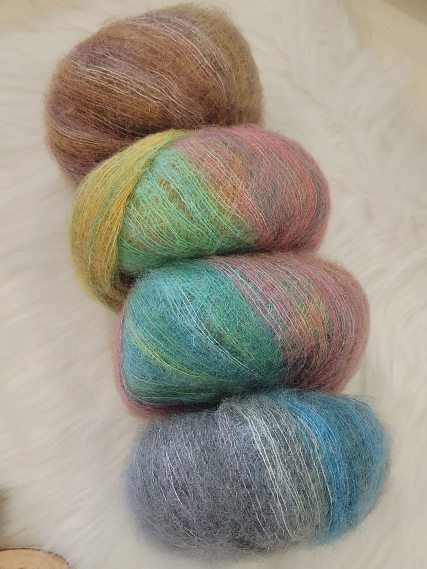 🌈Mohair et soie dégradé : Silkhair Print de @lanagrossa🌈 

Composition: 70% mohair, 30% soie.🥰

🛒Coloris dégradés. Disponible dans plusieurs tons à la boutique Ladylaine et sur notre site www.ladylaine.net.

Pelote de 25 g. = 210 m.

Prévoir 6 pelotes pour un pull femme, taille 38, tricoté en jersey.

🪡Aiguilles n°4.5

Echantillon pour 10 cm = 22 mailles et 27 rangs.

Qu'auriez vous envie de tricoter avec ce fil ? J'aime bien réaliser un snood, un bonnet ou un châle qui ont d'ailleurs déjà été vendus a la boutique.🏠🎁

Bon samedi !😇
•
#ladylaine #silkmohair #silkhairprint #lana #lanagrossa #lanagrossasilkhair #mohair #mohairetsoie #mohairetsoiejesuisfan #jesuisfan #yarn #laine #wool #jetricote #jetricotepourmoi #wolle #lainelanagrossa #samedi #saturday #weekendtricot #weekend #igknitting #igknit #tricot #tricoter #passionlaine #laineatricoter #pelote