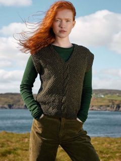 🍀🇨🇮Le débardeur tweed a torsades centrale, un petit classique dans un joli ton de kaki.🇨🇮🍀

👕Modèle 24 Fern du catalogue @langyarns_official Punto 97 Spirit of Donegal.

🧶Laine Donegal Tweed + coloris 1143.0098 de @langyarns_fr.

🔄Tailles S-M/L-XL = 7/9 pelotes.
 
➿️Point de blé avec torsades centrales dos et devant, côtes 1/1, un super projet pour une débutante.

🪡Aiguilles n°4 et 4.5

Bon samedi !🙏
•
#ladylaine #langyarnsdonegal #donegaltweed #donegal #tweed #jetricotepourmoi #jetricote #iloveknit #wool #laine #lana #yarn #picoftheday #photooftheday #ootd #knitwear #pulllaine #pullsansmanche #débardeur #samedi #saturday #weekendtricot #weekend #noviembre #november #novembre #langyarns_official #langyarns #jetricote