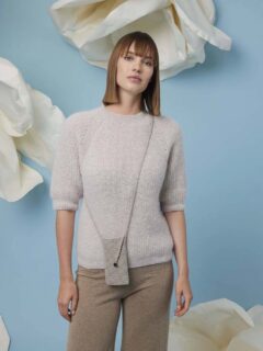 ☁️🫧Pull de Printemps en mohair et soie accompagné de sa pochette smartphone a bandoulière, pratique quand il n'y a pas de poches dans le pantalon.🫧☁️

👕Modèle 46 Fiona du catalogue @langyarns_official FAM 288 Collection.

⬇️En top down, tricoté de haut en bas.

🔄Tailles S-M/L-XL :
🧶Laine Lace Lamé (mohair et soie) Coloris 1081.0001 = 12/13 pelotes (tricoté en triple).

➿️Point de demi côtes anglaises.

🪡Aiguilles n°3 et 3.5.

Bon vendredi !😊
•
#ladylaine #langyarns #mohairetsoie #pull #topdown