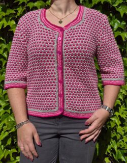 🌷🎀Nouveau petit gilet printanier fait mains, avec le fil Océania de @langyarns_official (70% coton et 30% viscose Seacell).🎀🌷

🔄Pour le réaliser en Taille M, il vous faudra :🧶

4 pelotes de coton Océania de Lang Yarns coloris n°058

4 pelotes de coton Océania de Lang Yarns coloris n°009

4 pelotes de coton Océania de Lang Yarns coloris n°064

1 pelote de Muguet d’Anny Blatt coloris fuchsia (pour les bordures, à incorporer dans le crochet) ou bien le fil Astra de Lang Yarns dans le colori choisi

Aiguilles droites n°3.5🪡

Crochet n°3.5🪡

7 boutons en nacre rose fuchsia

Il n’y a pas de catalogue de modèles avec les explications de ce gilet, ce modèle a été confectionné par nos soins.🙌

Qu'en pensez-vous ?🥰

Bon lundi !✌️
•
#ladylaine #oceania #gilettricoté #langyarns #coton