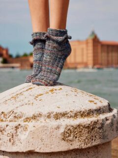 🧦Chaussettes de Printemps volantées pour faire face aux changements de températures importants dans la journée, tricotées avec un fil de laine et coton mélangés.🥰

🧦Modèle 19 Sérénade du catalogue @wooladdicts 16.

🧶Laine et coton Footprints coloris 1115.0021.

🔄Tailles 36 - 39 / 40 - 43 = 1 pelote suffit.

➿️Point de Côtes 2/2 et Jersey endroit.
 
🪡Un jeu d'aiguilles n°2.5.

Bon jeudi !✌️
•
#ladylaine #knitsocks #chaussettes #langyarns #footprints