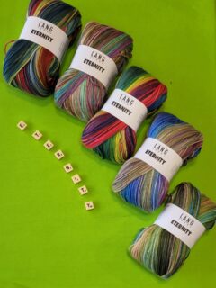 🧶🍃Coton Eternity Lang Yarns : un fil aux dégradés intemporels.🍃🧶

Collection Printemps-Eté 2026.🌤

Avec ETERNITY, laissez-vous séduire par une harmonie de teintes délicates et de transitions tout en douceur. Grâce à une impression particulièrement élaborée et riche en détails, le fil révèle progressivement de subtils dégradés de couleurs au fil des mailles. Chaque rang, au tricot comme au crochet, fait naître une création fluide et aérienne, empreinte de légèreté et d’intemporalité.

Composition : 100% coton.

Pelote de 100 g. = 340 m.

🪡Aiguilles n°4.

Echantillon pour 10x10 cm : 20 m. et 30 rgs.

Prévoir pour un pull simple: 5 pelotes pour homme, 3 pelotes pour femme, 2 pelotes pour enfant.

🛒7 coloris au choix disponibles sur www.ladylaine.net et en boutique Ladylaine.

Bon lundi !✌️
•
#ladylaine #eternity #baumwolle #coton #langyarns
