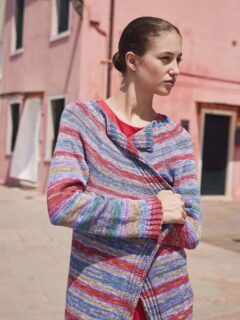 🪀Des rayures et 1 joli mélange de 2 couleurs avec ce gilet long, collection Printemps Eté 2026 @langyarns_fr🪀

🧥Modèle 6 Lavania du catalogue @langyarns_official Punto 92 Colorful.

⬇️Gilet long tricoté en top down (de haut en bas sans couture).

🧶Coton Eternity coloris 1174.0004, nouveauté de la saison @langyarns_nl

🔄Tailles S/M/L/XL = 6/6/7/7 pelotes.

➿️Point de Jersey endroit et côtes en mailles croisées.

🪡Aiguilles circulaires n°3 et 3.5.

Bon jeudi !✌️
•
#ladylaine #eternity #gilet #langyarns #doityourself