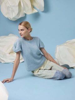 🩵Mon modèle tricot pull coup de cœur pour la mi-saison 🩵:

👕Modèle 61 Olea du catalogue @langyarns_official FAM 288 Collection, saison Printemps été 2026.

🔄Tailles S-M/L-XL :
🧶Coton Baby Cotton coloris 112.0021 = 5/6 pelotes +
Laine Lace mohair et soie coloris 992.0091 = 3/4 pelotes de @langyarns_nl.

Fils Tricotés ensemble.
 
➿️Point de Jersey endroit.

🪡Aiguilles n°2.5 et 3.5.

Bon vendredi !🙂
•
#ladylaine #pull #tricot #inspirationtricot #langyarns