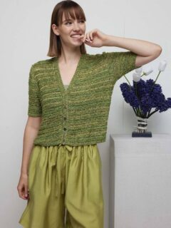 ✨️Gilet en coton et Paillettes de @langyarns_official ✨️

🧥Modèle 7 Tess du catalogue @langyarns_fr FAM 288 Collection, saison Printemps été 2026.
 
🔄Tailles S-M/L-XL :

🧶Coton Belle coloris 1179.0097 = 4/5 pelotes 
+ 🧶Paillettes coloris 39.0098 = 6/8 pelotes
tricotées ensemble.

➿️Point de rangs à l'endroit et à l'envers avec ligne de jours.

🪡Aiguilles n°2.5 et 3.5.

Bonne journée !🥰
•
#ladylaine #langyarns #belle #coton #paillettes