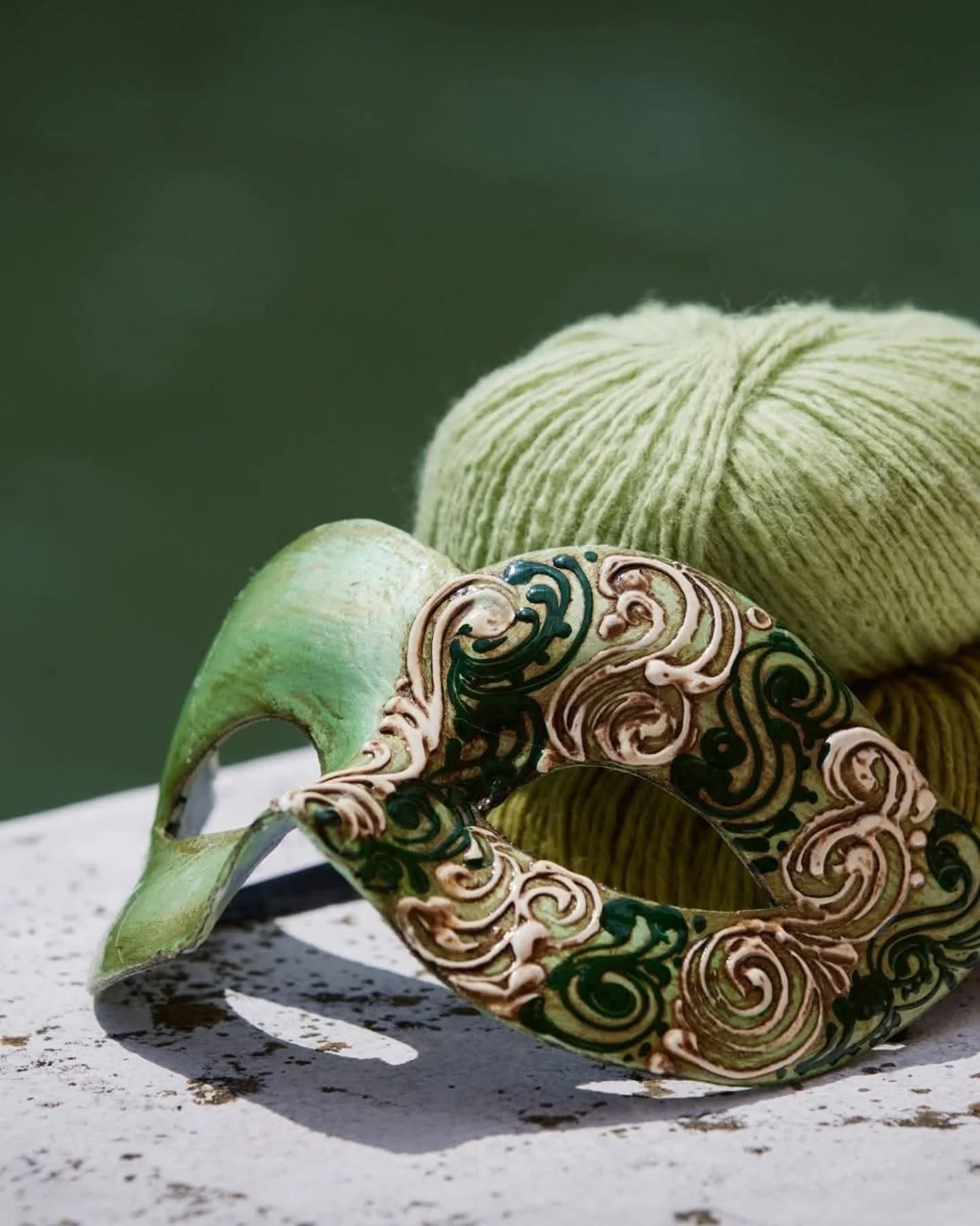 ☀️🛶Un petit tour à Venise de prévu pour cet été ?🛶☀️
Nos pelotes de Whisper de @wooladdicts ont fait le déplacement pour s'imprégner de la culture locale.🎭

Lin et coton Whisper Wooladdicts by Lang Yarns : un fil léger pour l'été
Collection Printemps-Eté 2026.

WHISPER est idéal pour des projets d’été respirants, fluides et élégants, qui attirent le regard sans jamais en faire trop. Ce fil en lin à 4 brins intègre de douces fibres de coton dans son cœur lors du retordage, mariant ainsi la solidité du lin à la douceur du coton. Léger comme un souffle, il glisse avec finesse sur les aiguilles ou le crochet, transformant chaque maille en une expression subtile et raffinée.

Composition : 76% lin et 24% coton.

Pelote de 50 g. = 125 m.

🪡Aiguilles n°3-4.

Echantillon pour 10x10 cm : 19 m. et 26 rgs.

Prévoir pour un pull simple: 10 pelotes pour homme, 7 pelotes pour femme, 5 pelotes pour enfant.

🎨29 coloris au choix disponibles sur www.ladylaine.net et en boutique Ladylaine.

Bon samedi !✌️
•
#venise #wooladdicts #whisper #lin #ladylaine