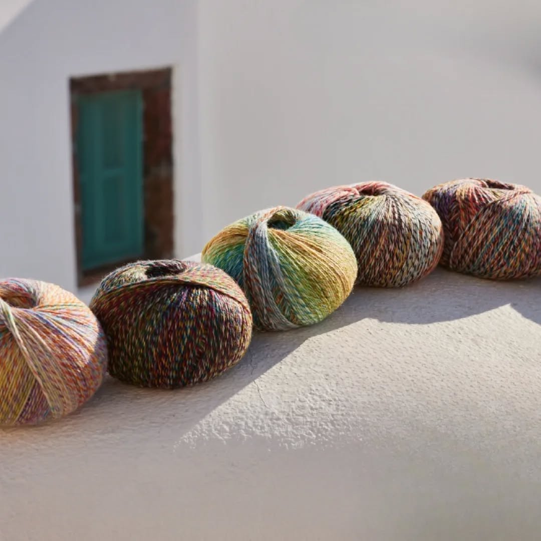 🧶Move 4 Ply @wooladdicts🧶

Pour tricoter des chaussettes ou accessoires aux coloris dégradés, pensez à la laine Move !
Pour des ouvrages très chouettes, sans prises de tête ! 
Pelote de 100 g. = 400 m.
🧦1 pelote = 1 paire de chaussettes.
Composition: 75% laine superwash, 25% polyamide.
Echantillon pour 10 cm = 30 mailles et 41 rangs.
🪡Aiguilles n°2.5 et 3.
🤩Nouveautés : Move 6 Ply (aux aiguillesn n°3-4) et Move 8 Ply (aux aiguilles n°4-4.5).

Plusieurs coloris disponibles sur www.ladylaine.net.🌈

Bon dimanche !🌧
•
#ladylaine #langyarns #langyarns_official #wooladdict #wooladdicts #wooladdictsmove #move #dimanche #sunday #dimanchetricot #sundayknitting #picoftheday #laine #yarn #wolle #wool #lainemoelleuse #lainedouce #lainefine #laineaddict #laineachaussettes #jaimeletricot #igknit #igknitting #passionlaine #boutiquelaine #boutiquefrancaise