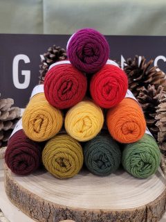 🎄A l'approche des fêtes de fin d'année, on prépare le sapin (en pelotes de laine 🧶Jawoll de @langyarns_official pour plus de fun 🤪).

Composition : 75% laine et 25% polyamide.

🪡Se tricote aux aiguilles n°2.5 - 3.5.

pelote de 50 gr.= 210 m.

Echantillon pour 10 cm. : 30 m. et 41 rgs.

🫧Lavable en machine sur cycle laine.

Pour un pull pour homme en taille M comptez 10 pelotes de Jawoll Superwash de Lang Yarns, pour un pull pour femme en taille M comptez 9 pelotes, pour un pull pour enfant de 10 ans comptez 6 pelotes et pour des chaussettes de la taille 36 au 42 comptez 2 pelotes.

Laine fine, spéciale pour les chaussettes.

Chaque pelote de 50 g. contient une bobine de fil de renfort pour le talon et la pointe. Il augmente la durée de vie de vos chaussettes.

Bon maintien et très douce. Belle torsion.🥰

🎨Disponible en plusieurs de 80 couleurs pour faire votre sapin entre autres.

Bon dimanche !☺️
•
#ladylaine #langyarns #jawoll #sapin #noël