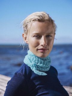 🐦Petite écharpe-châle tricoté à nouer autour du cou, la tendance tricot de mi-saison en laine cachemire fine.🐦

🧣Modèle 6 Estelle du catalogue @langyarns_official Punto 94 Cashmere Extra Lace.

↔️Petit châle 28 cm x 114 cm.

🧶Laine Cashmere extra lace coloris au choix = 1 pelote.

➿️Point ajouré.

🪡Aiguilles n°3.5.

Bon dimanche !😊
•
#ladylaine #chale #tricoter #laine #cachemire