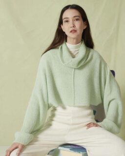 🦄Pull pistache 🦄

🥰Une jolie couleur que l'on aime porter...

🧥Modèle 51 du catalogue @langyarns_official FAM 274.

🧶Laine Zen (35% laine, 35% suri alpaca, 30% soie) coloris 1100.0017 de @langyarns_nl

🔄Tailles S-M/L-XL = 7/8 pelotes.
 
➿Point de Jersey endroit tricoté en travers, 2 pièces.

🪡Aiguilles n°2.5 et 3.

Très bon jeudi à toutes et tous !🙃
•
#zen #vert #green #ladylaine #pull #sweaterknitting #sweater #pullautomne #pullcourt #pullfemme #jetricotepourmoi  #jetricotemonpremierpull #iloveknitting #ilovewool #iloveyarn #yarnlove #yarnlovers #wooladdict #langyarns #langyarnszen #langyarns_official #jeudi #thursday #tricoter #tricotaddict #tricot #lainedouce #wool #wolle #outfitoftheday