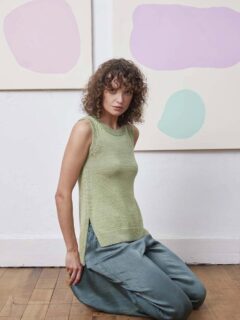 ✨️🍈Dans un joli ton de thé matcha ou vert pistache, ce haut simple mais raffiné par le choix de matière est une inspiration tricot à ne pas louper.🍈✨️

👕Modèle 14 Évita du catalogue lang yarns FAM 288
 
🧶Laine et soie Classic Silk coloris 1167.0044 de @langyarns_fr.

🔄Tailles S-M/L-XL = 6/7 pelotes. 

➿️Point de Jersey endroit, très facile pour une débutante.

🪡Aiguilles n°2,5 et 3.

Bon vendredi !😉
•
#ladylaine #classicsilk #debardeur #tricoter #langyarns